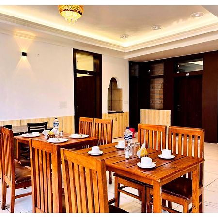 Hotel Premium Travellers # Inn Near Temple - Fully Air Conditioning Hotel - Hygiene And Spacious Room - A Top Rated Luxuary Hotel Merces Exterior photo