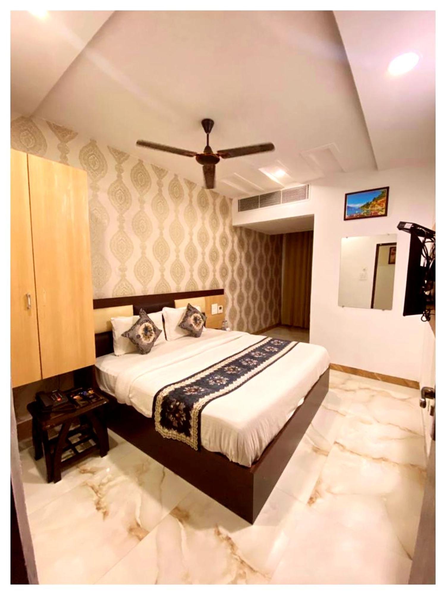 Hotel Premium Travellers # Inn Near Temple - Fully Air Conditioning Hotel - Hygiene And Spacious Room - A Top Rated Luxuary Hotel Merces Exterior photo