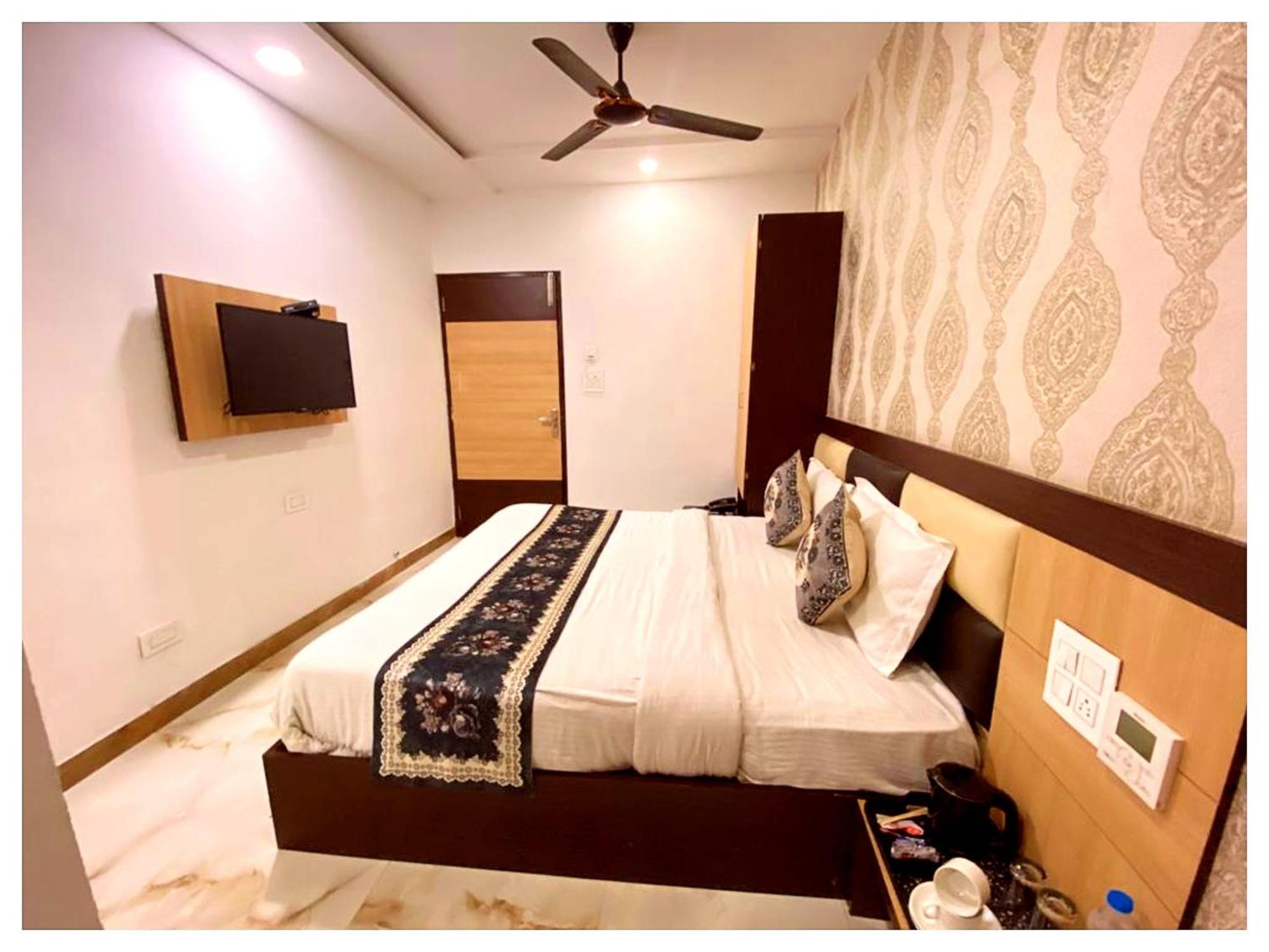 Hotel Premium Travellers # Inn Near Temple - Fully Air Conditioning Hotel - Hygiene And Spacious Room - A Top Rated Luxuary Hotel Merces Exterior photo